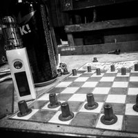 Keď nevieš ako sa na nočnej zabaviť, nakresli si šachovnicu :D