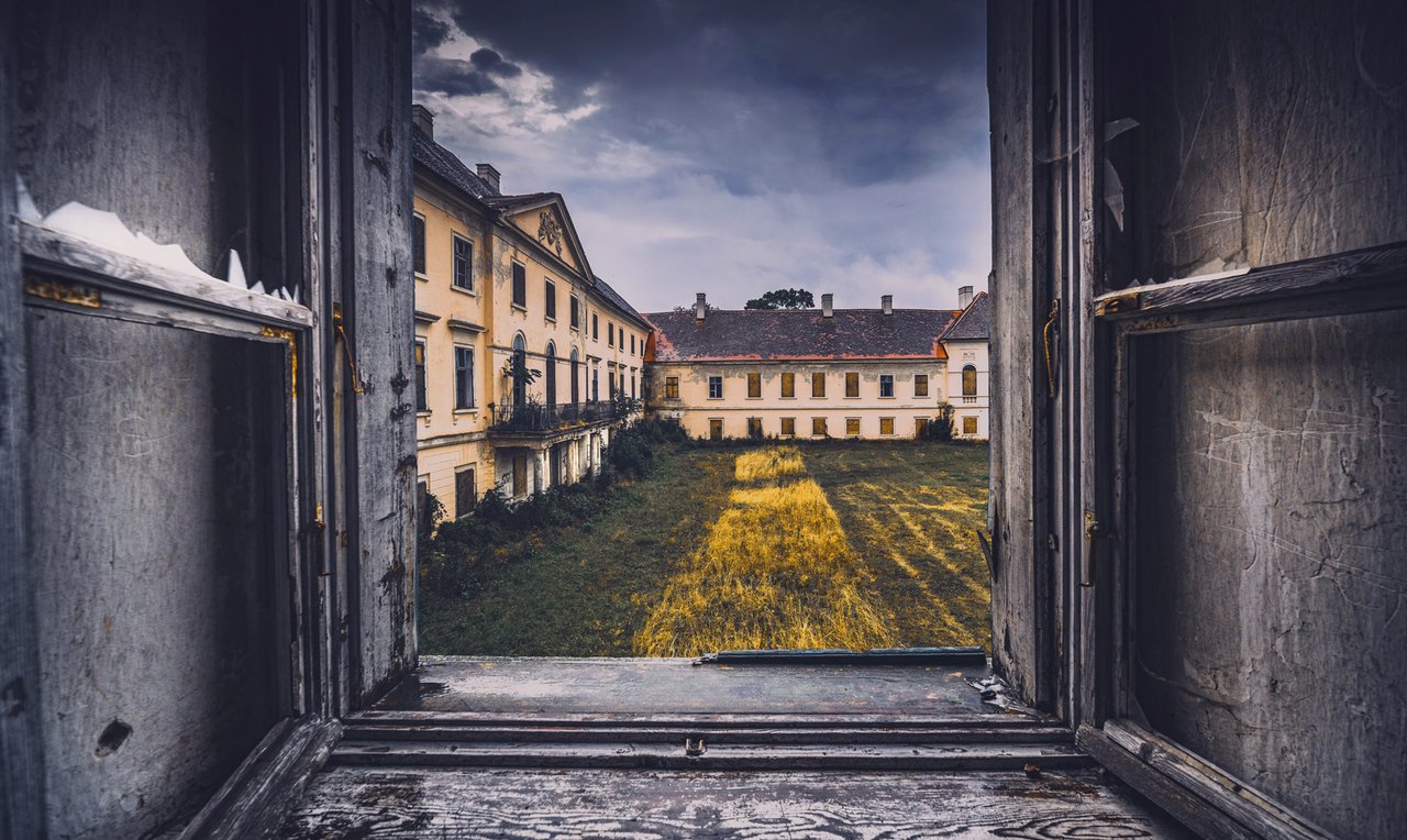 Rakúsko opustený kaštieľ, jeden čas v ňom poľnohospodárska škola a predtým sanatórium na pľúcne choroby , a aj poľný lazaret. Kaštiel sa behom roku začne opravovať  