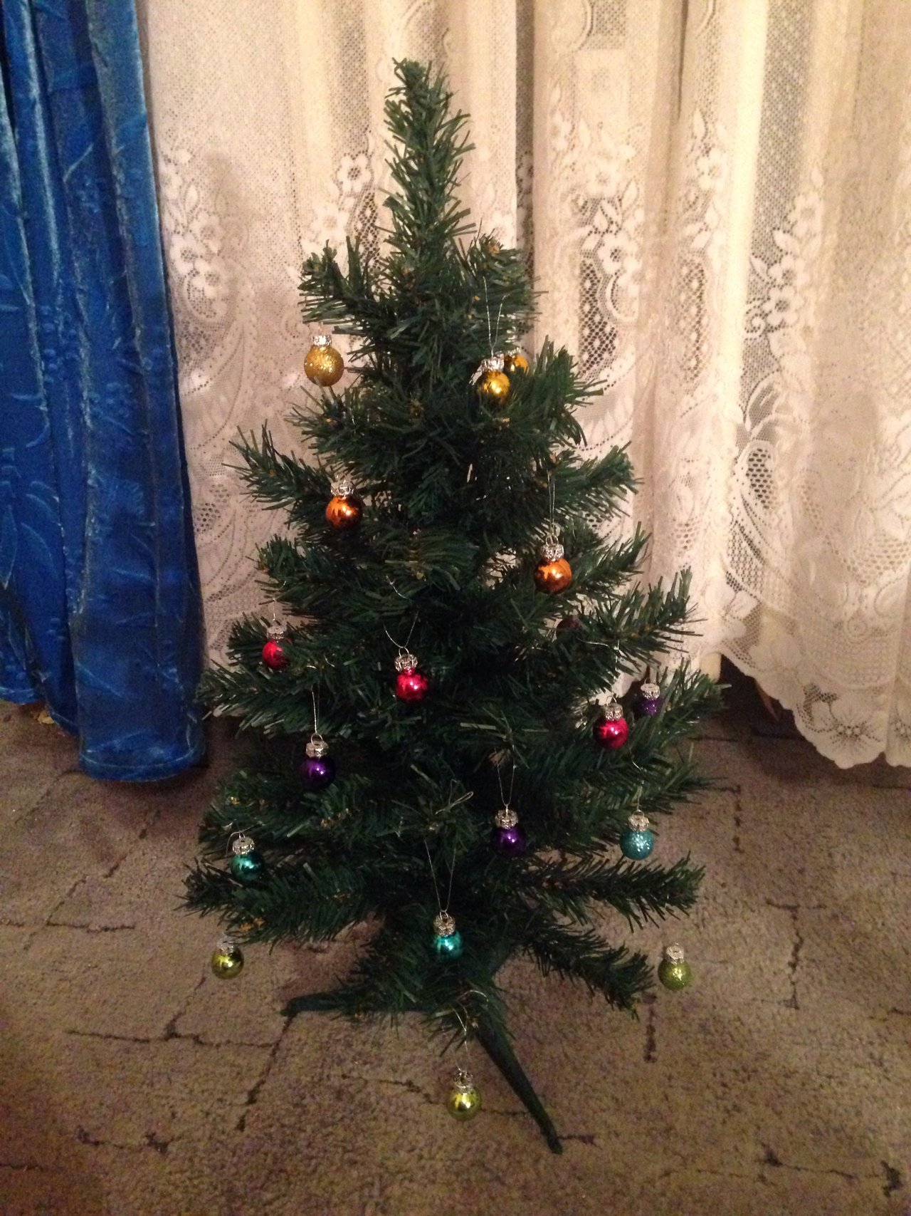 Kým otec nieje doma, prišiel vianočný škriatok(čiže ja) a ozdobil mu stromček. :)))