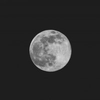 krásne svieti mesiac 
