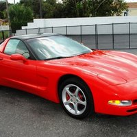 Snívalo sa mi že som pred školou mal zaparkovaný Chevrolet Corvette, takýto krásny červený <3 ale mal špinavé okná a tričkom som ich musel čistiť. No tá jazda po meste potom bola perfektná.
