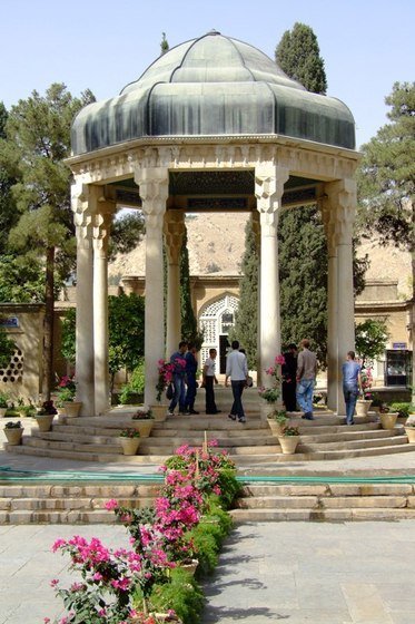 Obľubenými pamiatkami ľudí z Iránu sú hrobky perzských básnikov