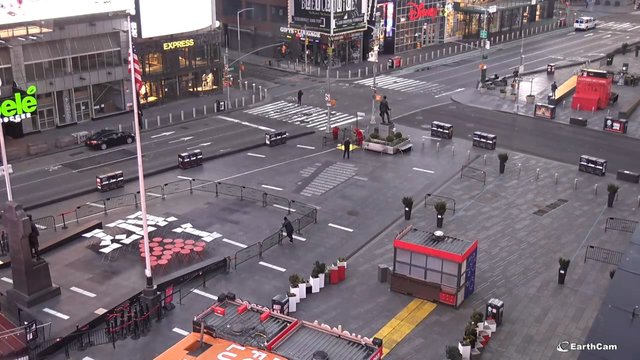 Aspoň si betón na Times Square na chvíľu odpočinie.