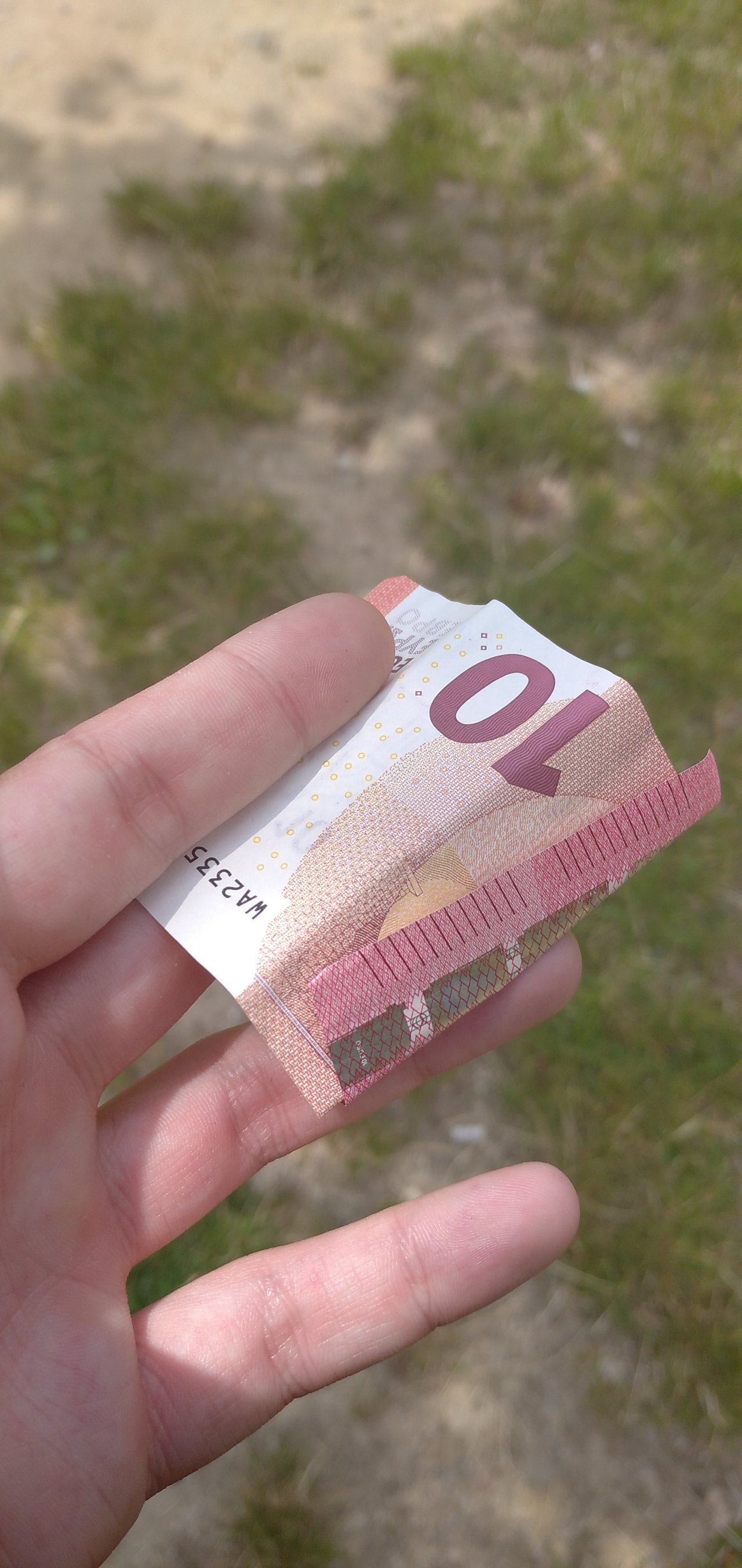 Trosku dávnejšie som si vizualizoval 10€ a dnes pred par minútami nájdem toto na zemi. Nádhera. 