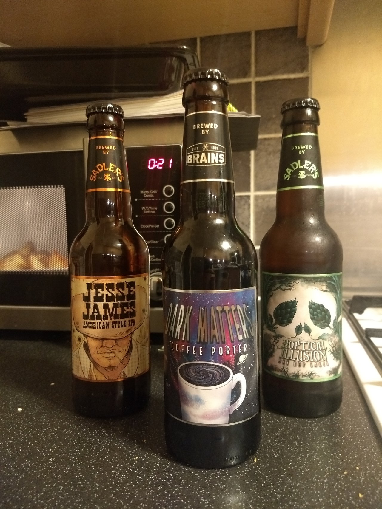 Zľava Jesse James American style IPA, Dark Matters coffee porter a Hoptical illusion dry hop lager
