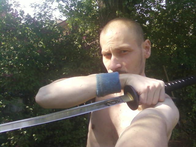 Ja s japonským mečom vo Vajnoroch v záhrade!