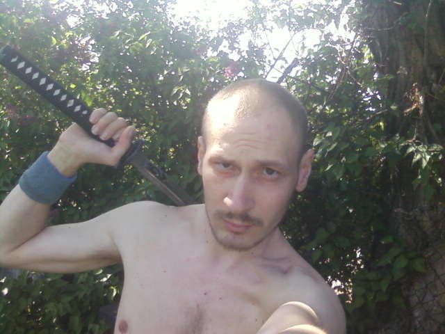 Ja Andrej nuda v záhrade vo Vajnoroch s mečom
