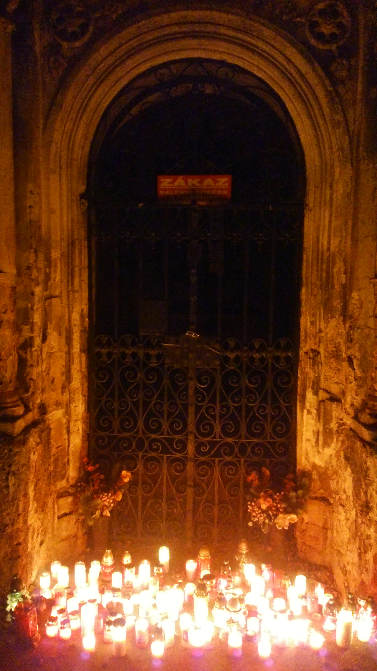 Zákaz pálenia sviečok v okolí kaplnky. 
Očividne, vchod do kaplnky nieje okolie kaplnky :D 