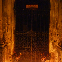 Zákaz pálenia sviečok v okolí kaplnky. 
Očividne, vchod do kaplnky nieje okolie kaplnky :D 