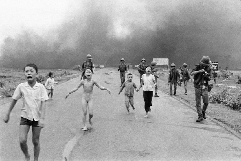 Juhovietnamská armáda vyprevádza deti preč od  ich dediny, ktorú nechtiac zasiahli napalmom-1972