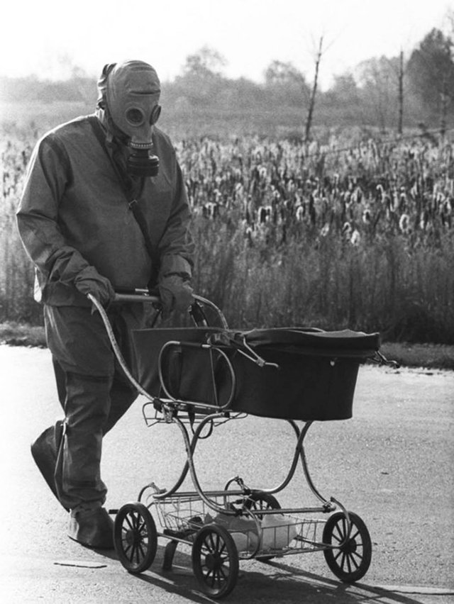 Človek, ktorý meral rádioaktivitu v Černobyle, tlačí v kočári mŕtve dieťa, ktoré našiel v opustenej budove. 1986