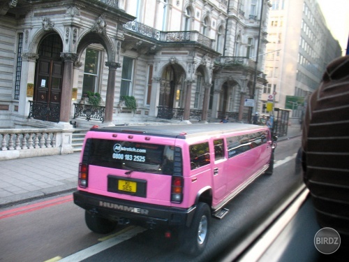 A nakoniec rúžová Hummer limuzína:-D 