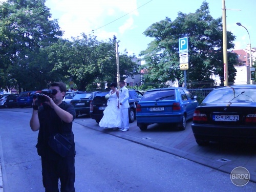 Nevesta so zenichom...caka sa... ani neviem na co sa vlastne cakalo...:D