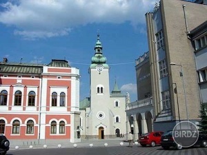 Gymnázium Sv. Andreja (vpravo), Farský kostol, Mestský úrad (vľavo).