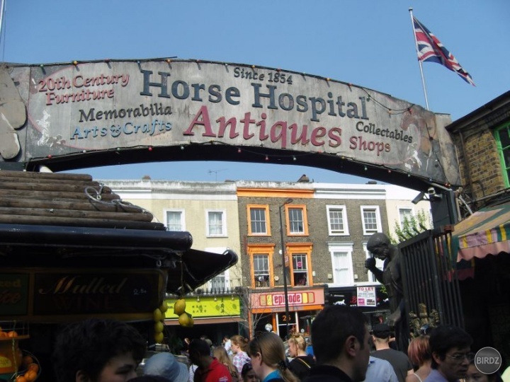 Camden Market. Vchod do bývalých kráľovských konských stajní, teraz obrovské trhy s oblečením a všetkým možným... hlavne alternatívnou módou.