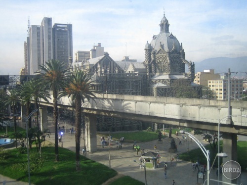 otra paroramica del metro de medellin . colombia