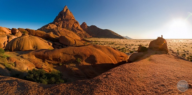 SPITZKOPPE - filmár a fotograf Miro Pokorný Vás pozýva na Foto Safari do najfotogenickejšej krajiny sveta - viac info na: http://www.offroadtours.sk/fotosafari.html (Foto: Julo Nagy Namíbia/2008)