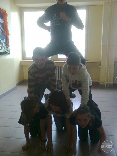 WITH : NIKOLA VERA KUBO ALEX AND JANCO
od spodku z lava ja nikola vera
hore kubo alex and hore janco :D

Naša školská pyramída 