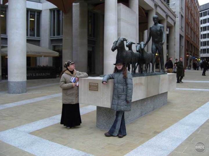 Toto je fotka z Paternoster Square, blízko St. Paul´s Cathedral, a dostala sa sem hlavne preto, aby ste si tí, ktorí máte dobrí zrak všimi, že ten chlap, čo je na súsoší, je absolútne bezpohlavný! :D