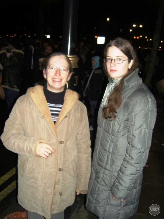 Silvester z 2007 na 2008 - s mamčou na londýnskom námestí pozorujeme ohňostroj. Opäť teda ďalší zlomový okamih môjho života, kedy som vyzerala presne takto :D