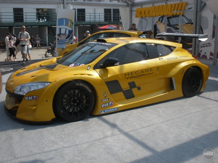 Nájdite ešte nejakého iného debila čo sa bude trepať ešte za Budapešť kvôli pár fotkám :) Hungaroring ... :) 