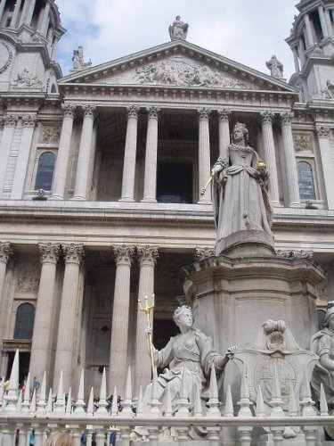 St.Paul's Cathedral aj so sochou pred ňou