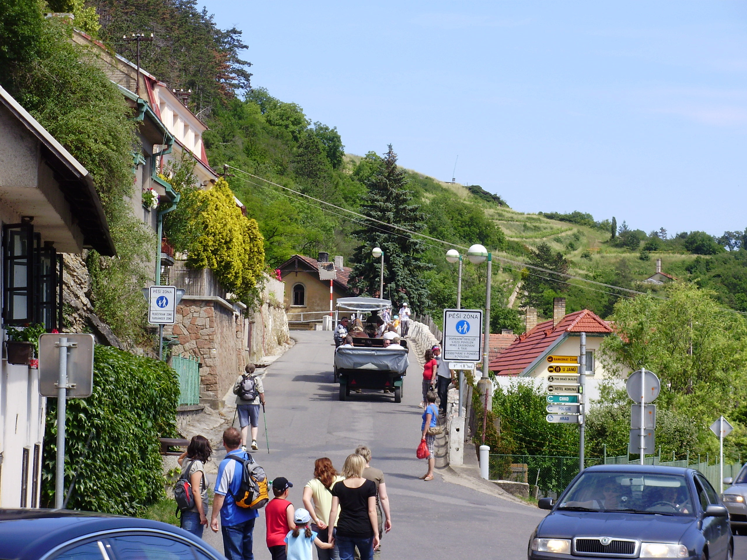 Cestou na Karlstejn sme stretli aj voz s konmi...