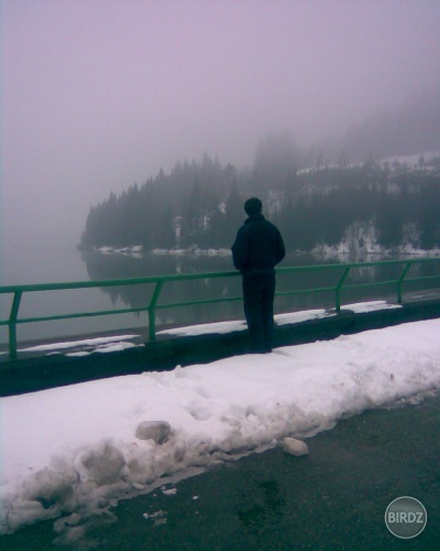 Často tady stává, unavené oči mhouří.
Statný starý muž. Je oděn ve svůj tmavý šat...