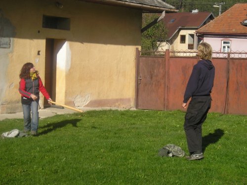 .... no ona ho vyzvala na softbalový zápas a spolu so svojimi priateľmi sa monštrá snažila poraziť ....