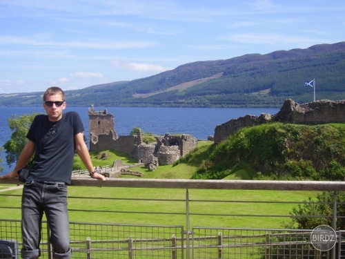 Bráško pred Urquhart castle nad jazerom Loch ness