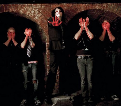 My chemical romance......túto foto mám najradšej.... :)........ich songy LOVVVVE :D najmä I`m not okay.....to je o mne 