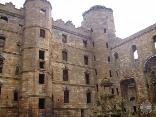 z nádvoria Linlithgow palace, vidieť vežičky, na ktoré výstup bol dosť náročný a v strede krásnu fontánu