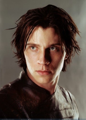 Herec Garrett Hedlund... Inak Murtagh z filmu Eragon. Vraj to je prepadák, ale KNIHA je podľa mňa užasná;).