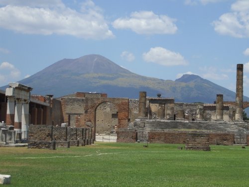 Pompeje a ten kopec za nimi je Vezuv