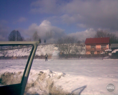 Znova snehuliačik ale nevydarená fotka (v aute bola zima a mne sa nechcelo sťahovať okno). Aspoň pre predstavu o veľkosti...