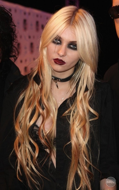 Taylor Momsen 7.10.10 MTV EMAs :)