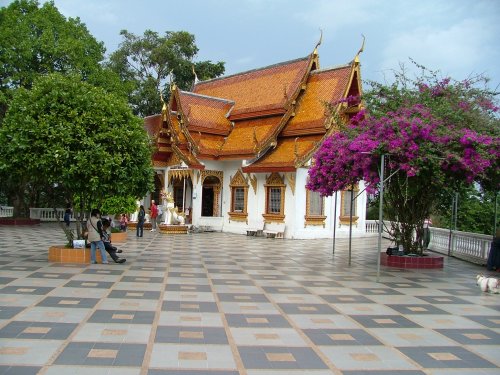 buddhisticky klastor (wat) v meste Chiang Mai, v horach