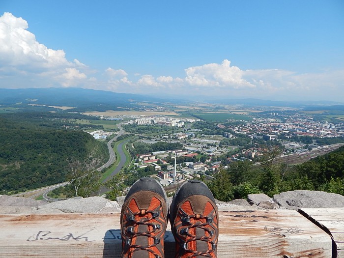 moje obľúbené lodičky a obľúbený výhľad (Zvolen+ Banská Bystrica v diaľke)