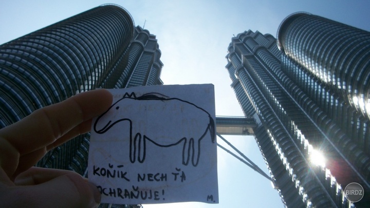 Koník ma ochraňuje aj v Kuala Lumpur ! :)