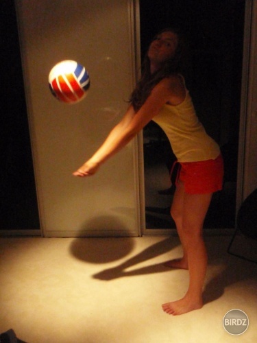 Katka- volleybalistka v sexi poze :D:D:D:D.. som jej ju ja poradila ako doby a skuseny fotograf :D:D:D:D... za tuto foto sa Kata hambi taqze pssssst, nic ste nevideli :D:D:D:D