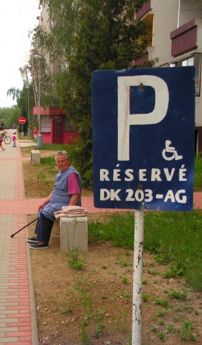 kto túto babičku nepozná nevie aká je táto fotka trefná... dokuje na tej lavičke temer stále