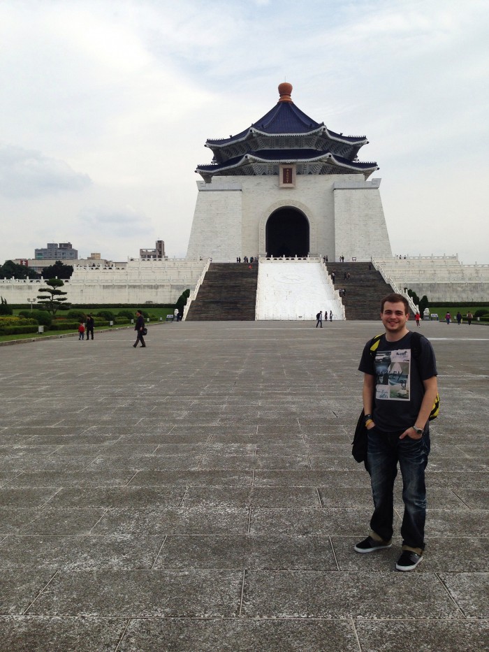 Chiang Kai Shek Memorial Hall. Vnutri bola straz, ktora za celu hodinu nemoze ani raz zmurknut.