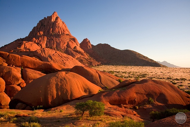 SPITZKOPPE - filmár a fotograf Miro Pokorný Vás pozýva na Foto Safari do najfotogenickejšej krajiny sveta - viac info na: http://www.offroadtours.sk/fotosafari.html (Foto: Julo Nagy Namíbia/2008)