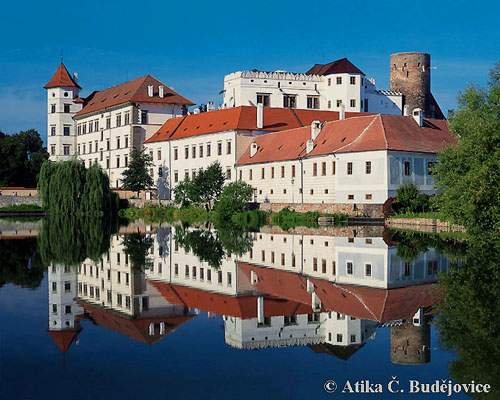 Jindrichuv Hradec - ta veza co tam vidite je Hladomorna a je odtial skvely vyhlad..a hnusne schody