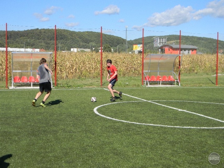 Leto, guláš party s triedou :-) Futbálek a dlhé vlasy :-D