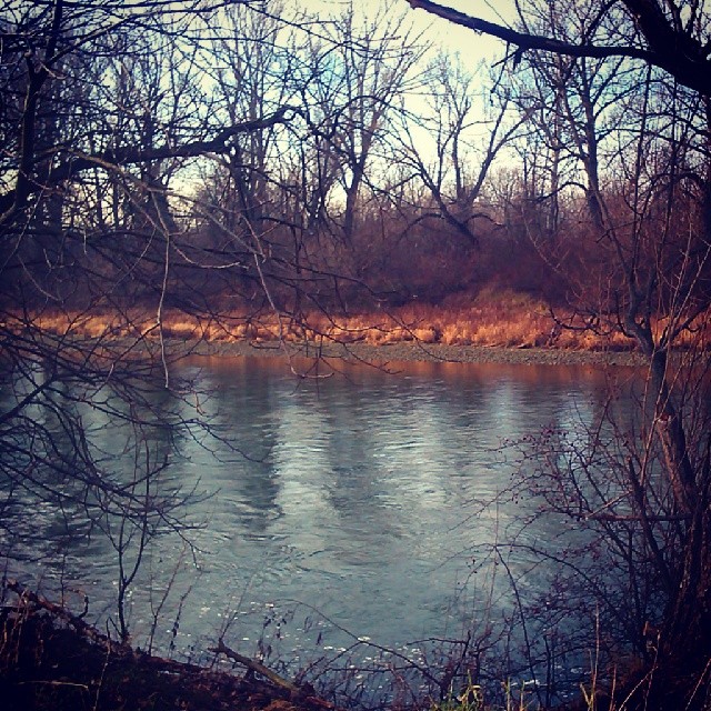 .....Vracať sa za tmy po takomto mieste je strach ;) River - Váh ..:) 