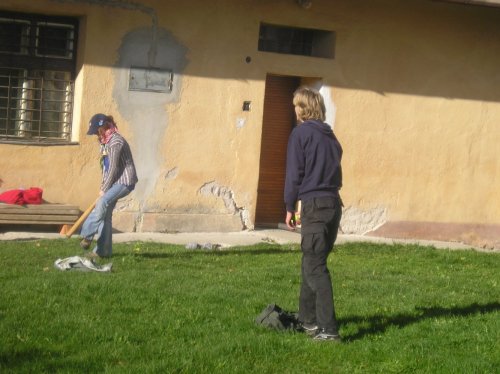 .... niektorí si aj otrepali nohy pálkami, vraj aby nohy rýchlejšie behali, no nič nepomáhalo ....