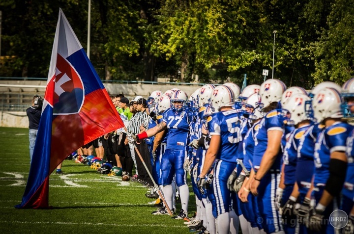 Priateľský zápas v americkom futbale medzi reprezentáciami Slovenska a Slovinska sa skončil 24:30 v neprospech našich hráčov.