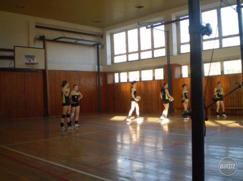 Ja som čííslo 5, len ma hľadajte :P:D
Náš volleyball match :D