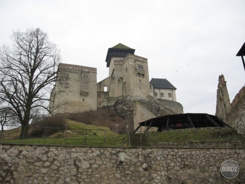 Trenčiansky hrad. Románska veža s gotickou úpravou(11. stor.), vľavo a vpredu jednotlivé gotické paláce (13-15 stor.), vpravo renesančná prístavba Iliešháziovcov (zač.16.stor.)